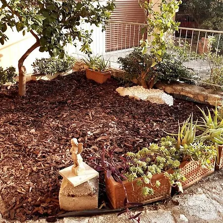Casa Con Giardino: Hébergement de vacances Varazze