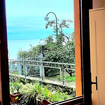 Casa Con Giardino: Hébergement de vacances Varazze
