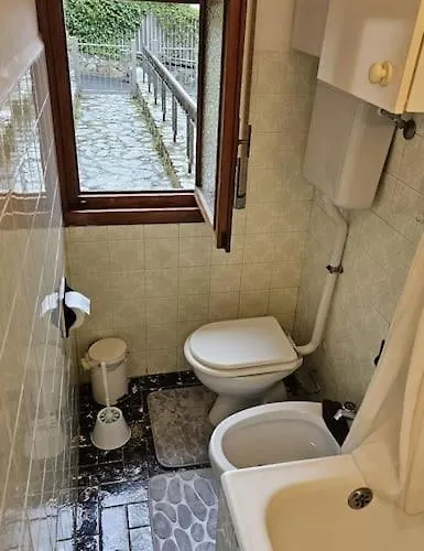 Casa Con Giardino: * 瓦拉泽